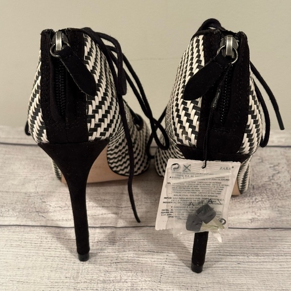 ZARA Elegant Black and White Chevron Heels/size 7 - Picture 6 of 9